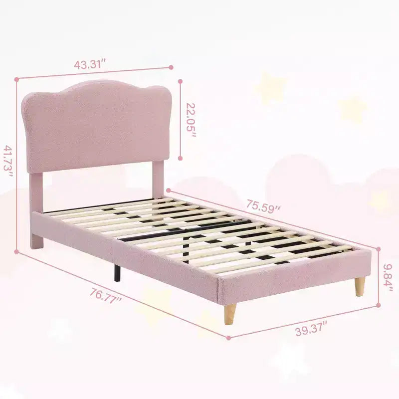 Lit plateforme simple capitonné en velours avec tête de lit festonnée