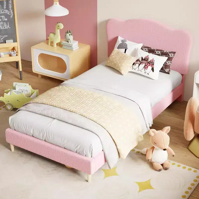 Lit plateforme simple capitonné en velours avec tête de lit festonnée