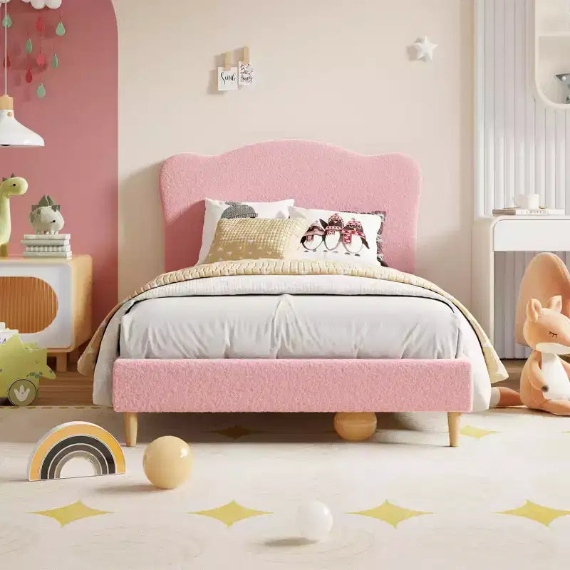 Lit plateforme simple capitonné en velours avec tête de lit festonnée
