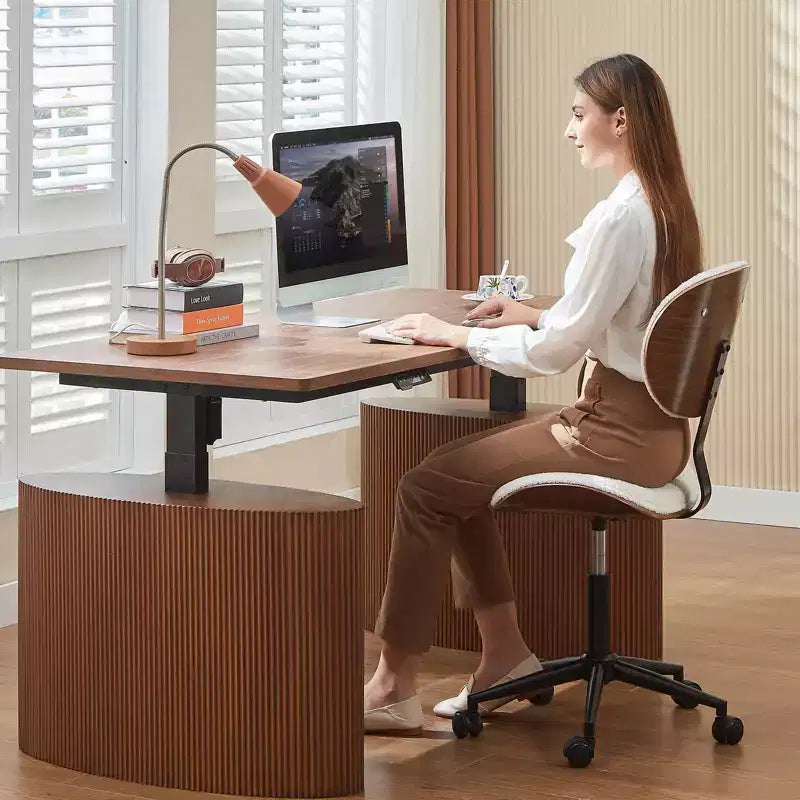 Chaise de bureau sans accoudoirs en similicuir et bois courbé, hauteur 43,31 po