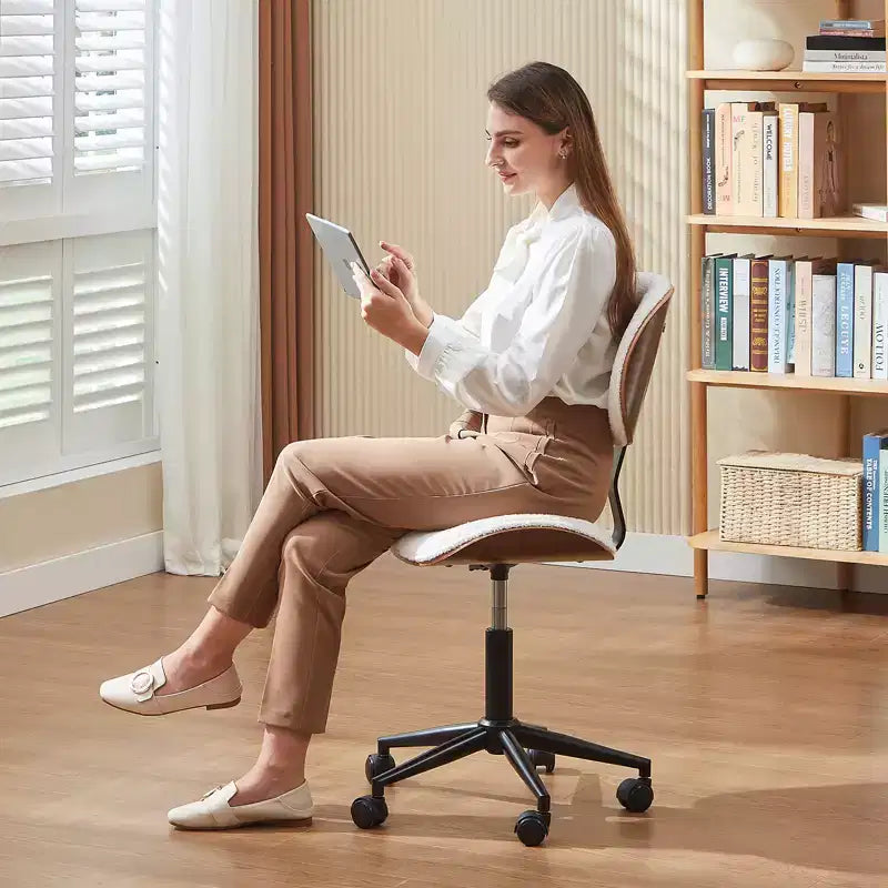 Chaise de bureau sans accoudoirs en similicuir et bois courbé, hauteur 43,31 po