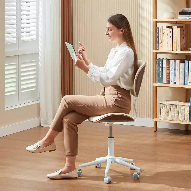Chaise de bureau sans accoudoirs en similicuir et bois courbé, hauteur 43,31 po