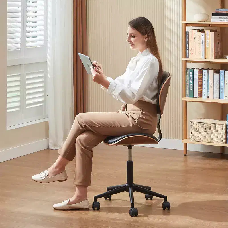 Chaise de bureau sans accoudoirs en similicuir et bois courbé, hauteur 43,31 po