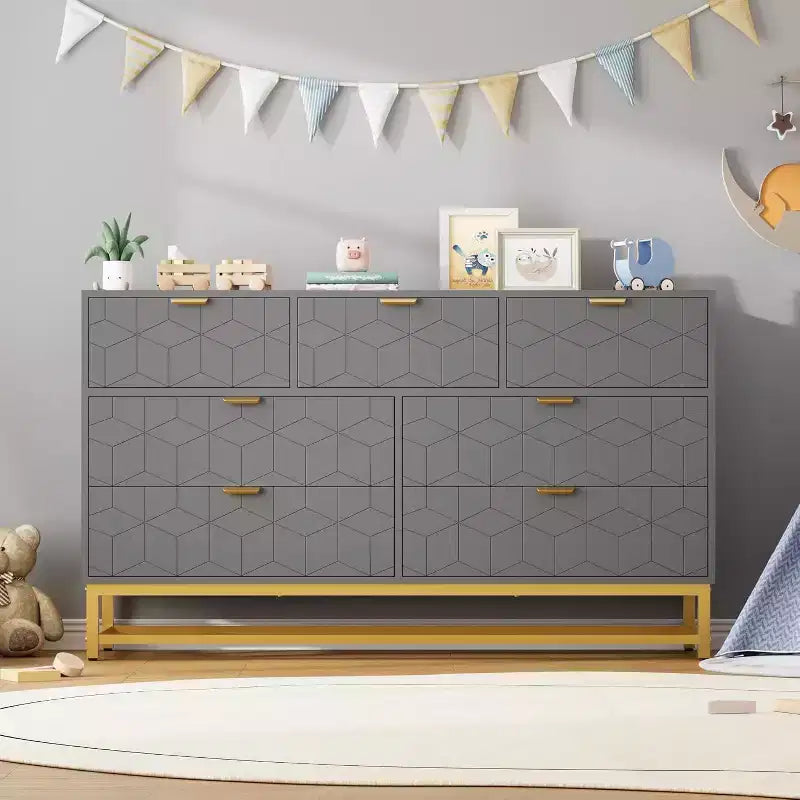 Commode cannelée en composite de bois avec poignées dorées et pieds en métal 53,5"L