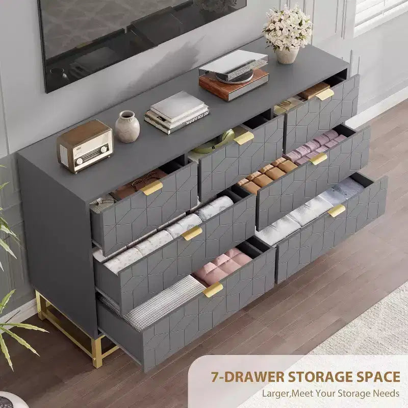 Commode cannelée en composite de bois avec poignées dorées et pieds en métal 53,5"L