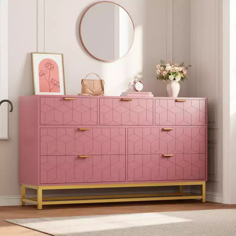 Commode cannelée en composite de bois avec poignées dorées et pieds en métal 53,5"L