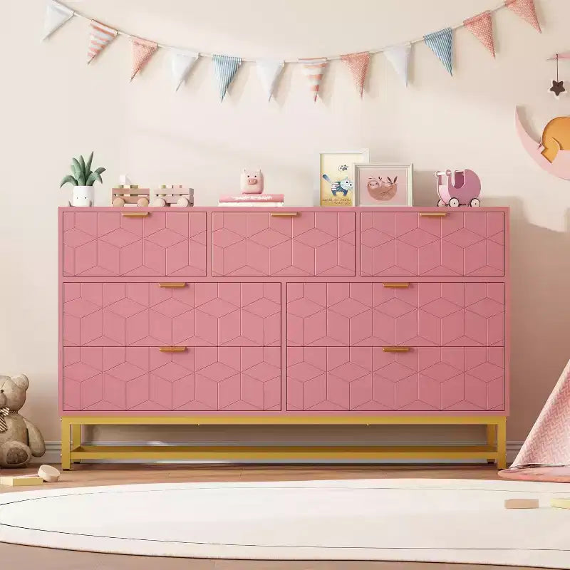 Commode cannelée en composite de bois avec poignées dorées et pieds en métal 53,5"L