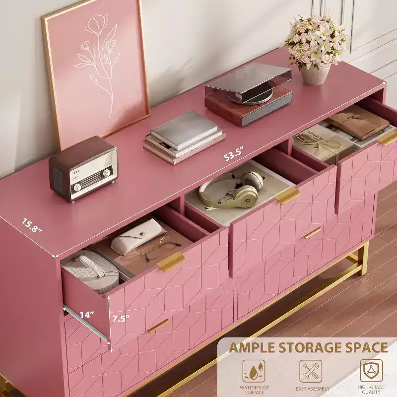 Commode cannelée en composite de bois avec poignées dorées et pieds en métal 53,5"L
