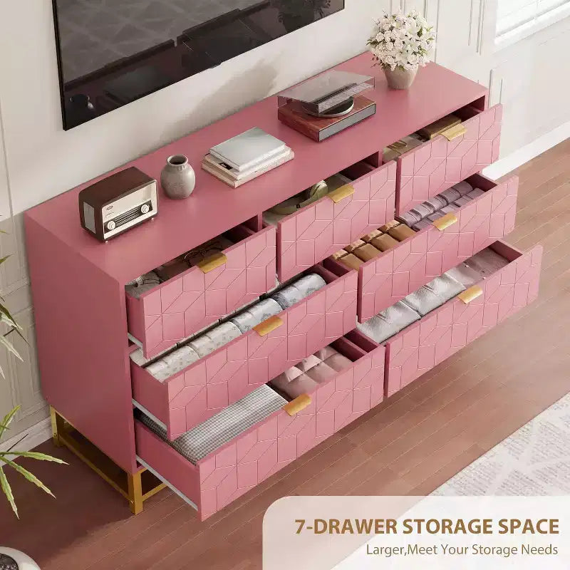 Commode cannelée en composite de bois avec poignées dorées et pieds en métal 53,5"L