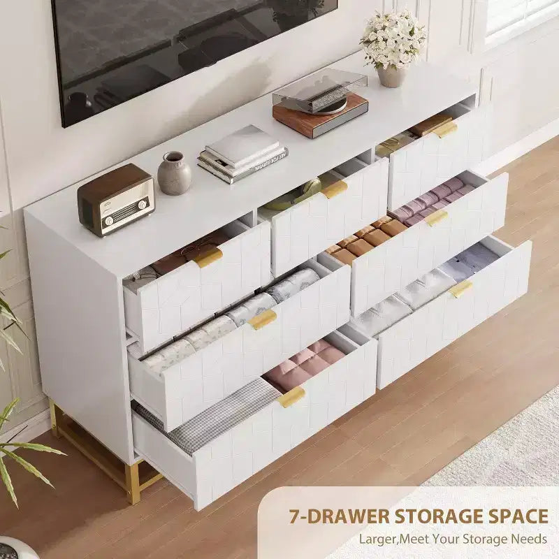 Commode cannelée en composite de bois avec poignées dorées et pieds en métal 53,5"L