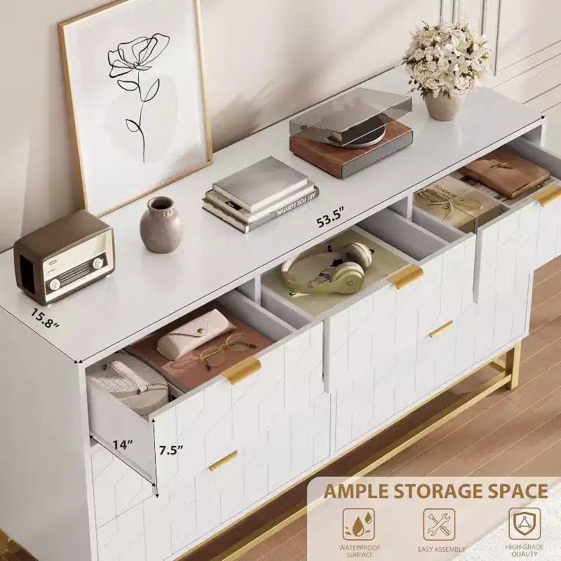 Commode cannelée en composite de bois avec poignées dorées et pieds en métal 53,5"L