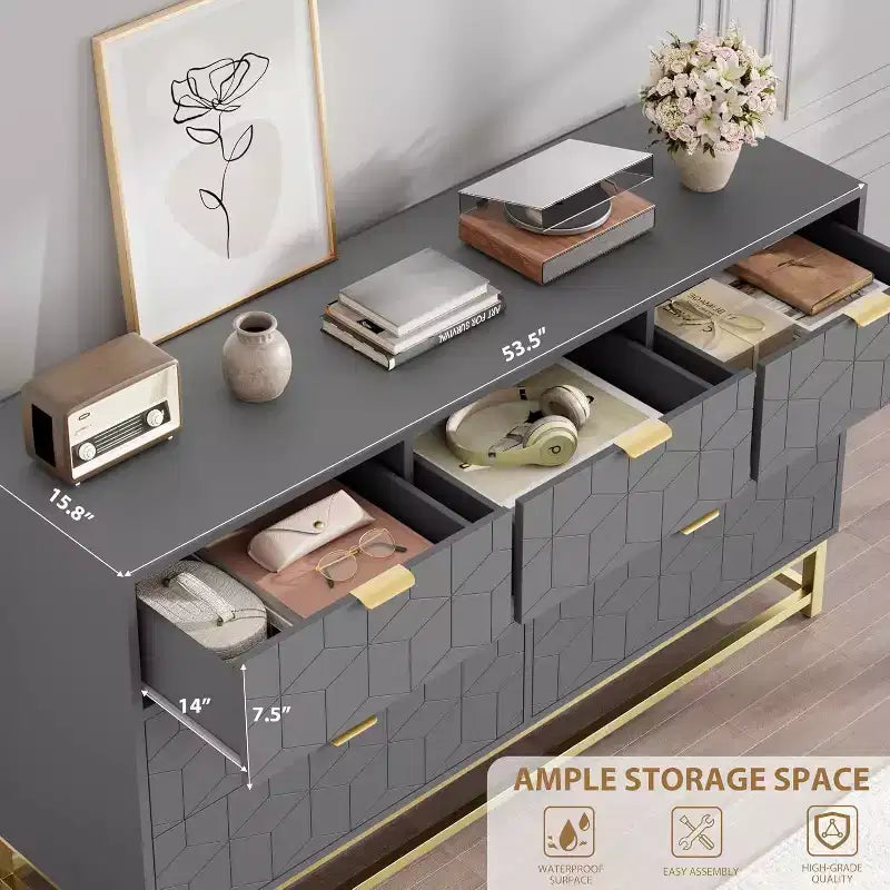 Commode cannelée en composite de bois avec poignées dorées et pieds en métal 53,5"L