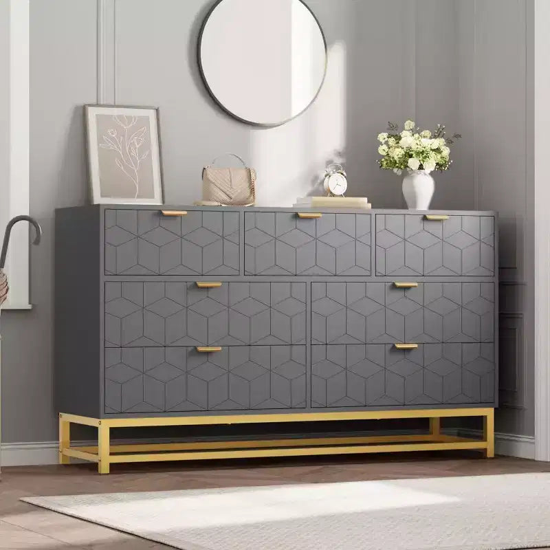 Commode cannelée en composite de bois avec poignées dorées et pieds en métal 53,5"L