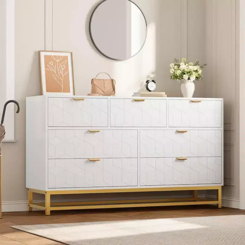 Commode cannelée en composite de bois avec poignées dorées et pieds en métal 53,5"L
